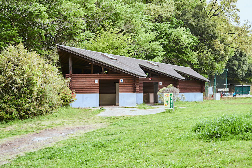 遊具広場近くのトイレ/都立小山田緑地(東京都/町田市)