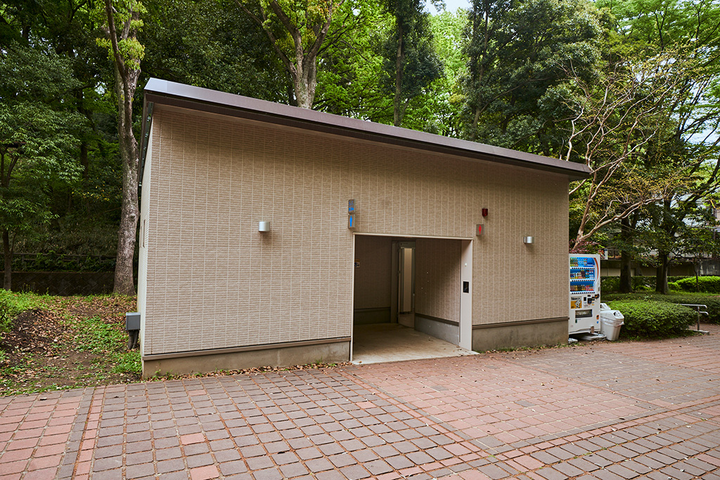 虹と水の広場前トイレ/芹ヶ谷公園（東京都/町田市）