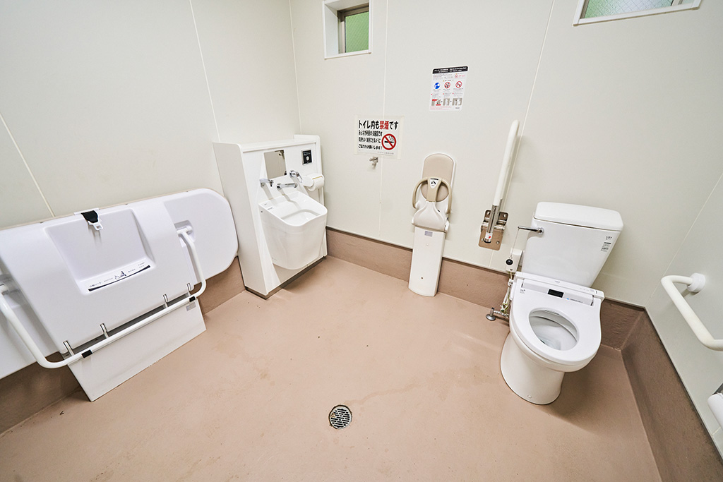 おむつ交換台、ベビーキープ、幼児用便座を備えているトイレ/芹ヶ谷公園（東京都/町田市）