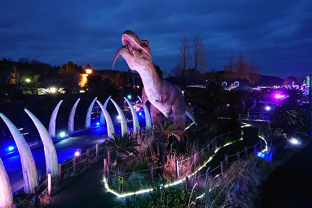 「伊豆高原グランイルミ」が開催される夜の恐竜/伊豆ぐらんぱる公園(静岡県/伊東市)