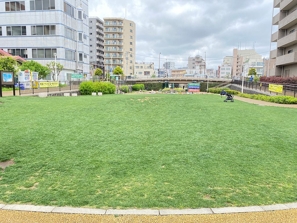 芝生広場/大横川親水公園（東京都/墨田区）
