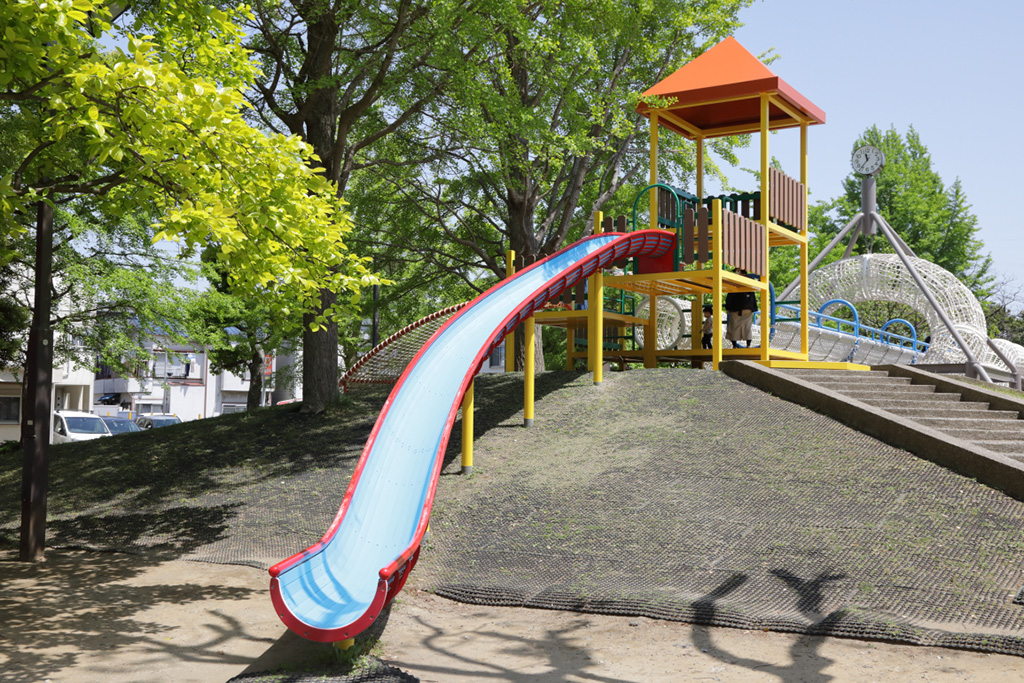 「ロング滑り台」／宇喜田さくら公園（東京都／江戸川区）