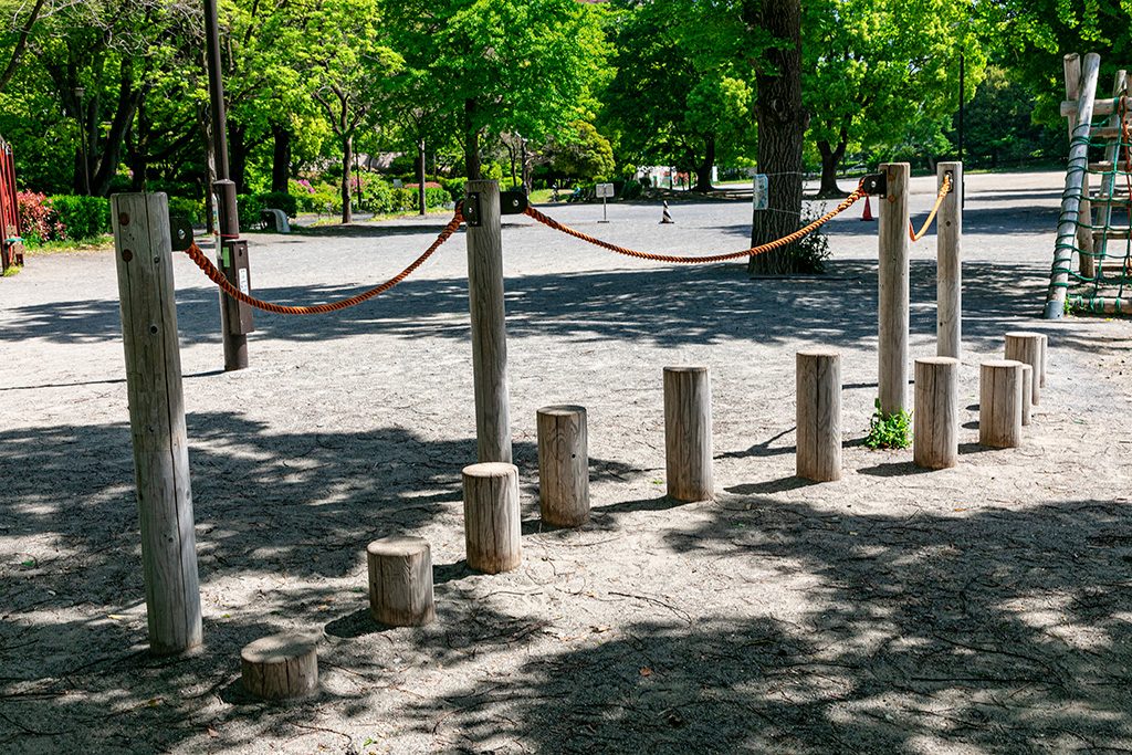 「アスレチック広場」の丸太/戸山公園（東京都/新宿区）