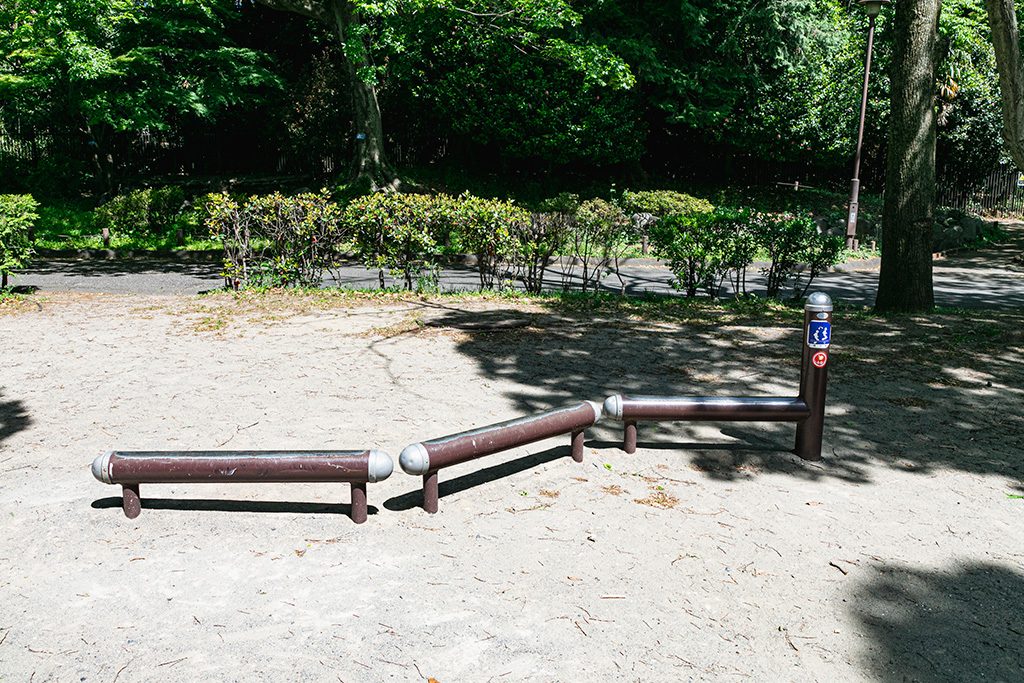「アスレチック広場」の横跳び越し/戸山公園（東京都/新宿区）