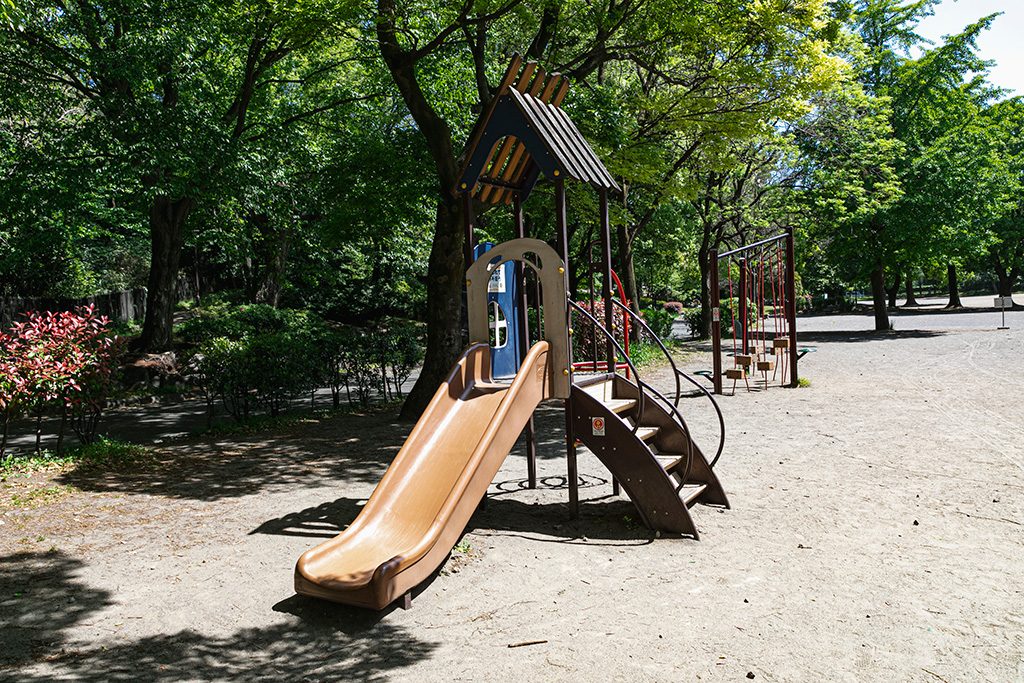 「アスレチック広場」の滑り台/戸山公園（東京都/新宿区）