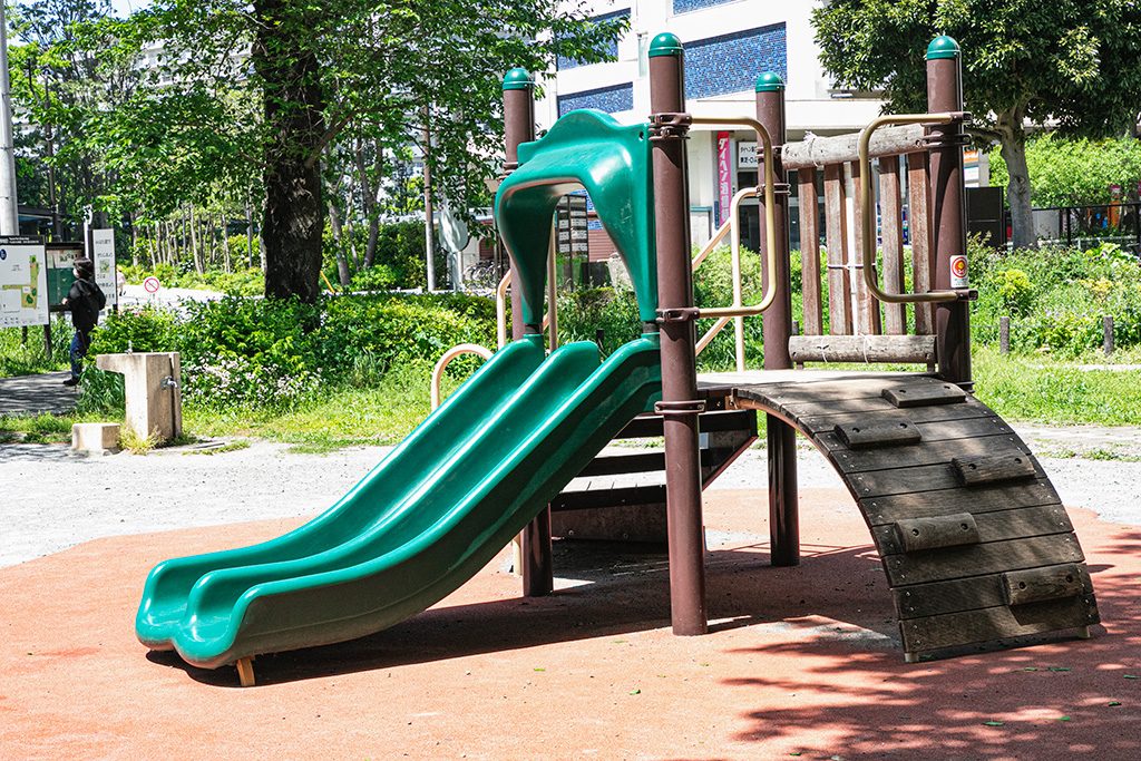 「幼児コーナー」にある滑り台/戸山公園（東京都/新宿区）