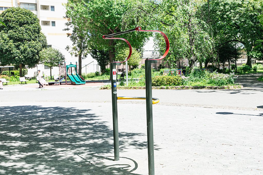 「幼児コーナー」付近のスプリングバー/戸山公園（東京都/新宿区）
