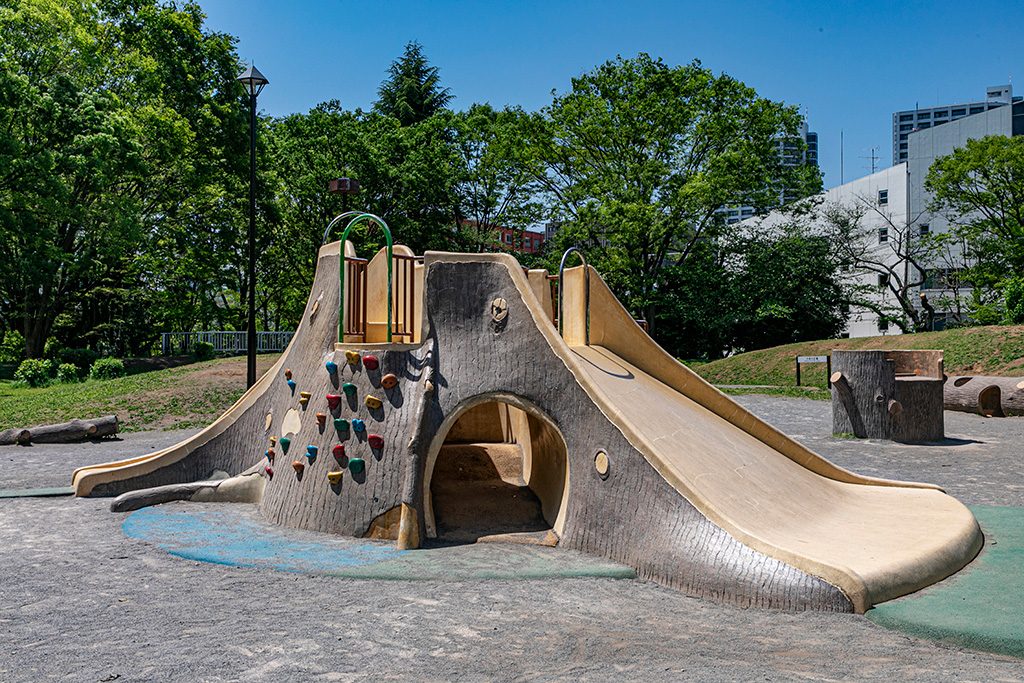 「子供の広場」にある滑り台/戸山公園（東京都/新宿区）