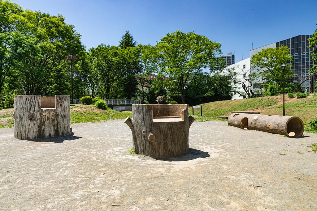 「子供の広場」にある遊具/戸山公園（東京都/新宿区）