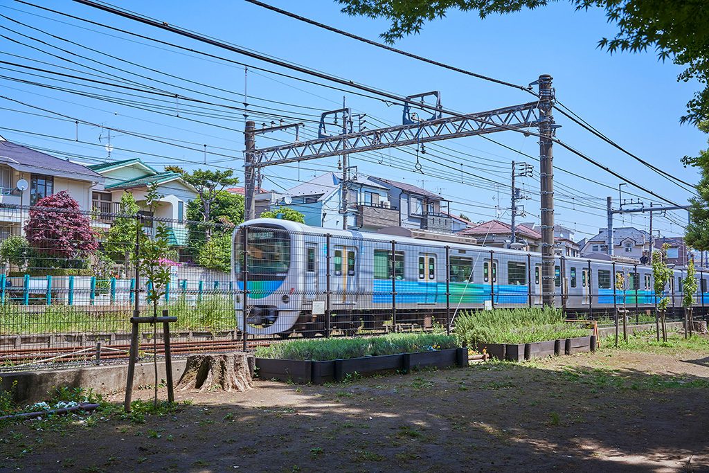 至近距離で見られる電車/落合公園(東京都/新宿区)