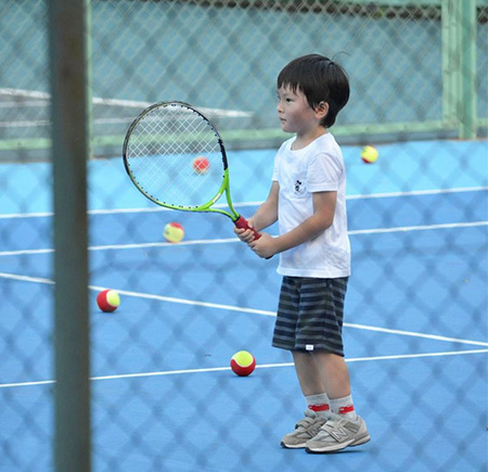 テニスをする息子の悠くん