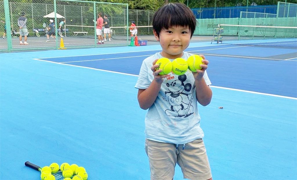 テニスボールであそぶ息子の悠くん