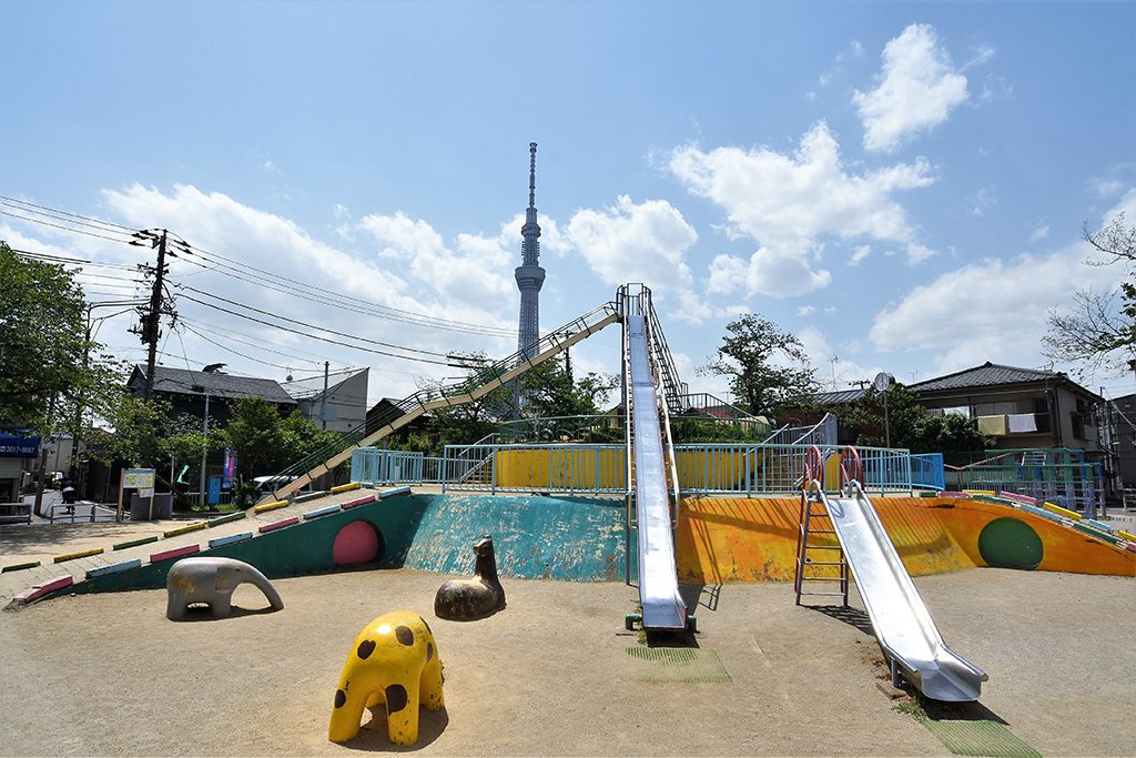 広場の中央にある2本の滑り台/京島南公園(東京都/墨田区)
