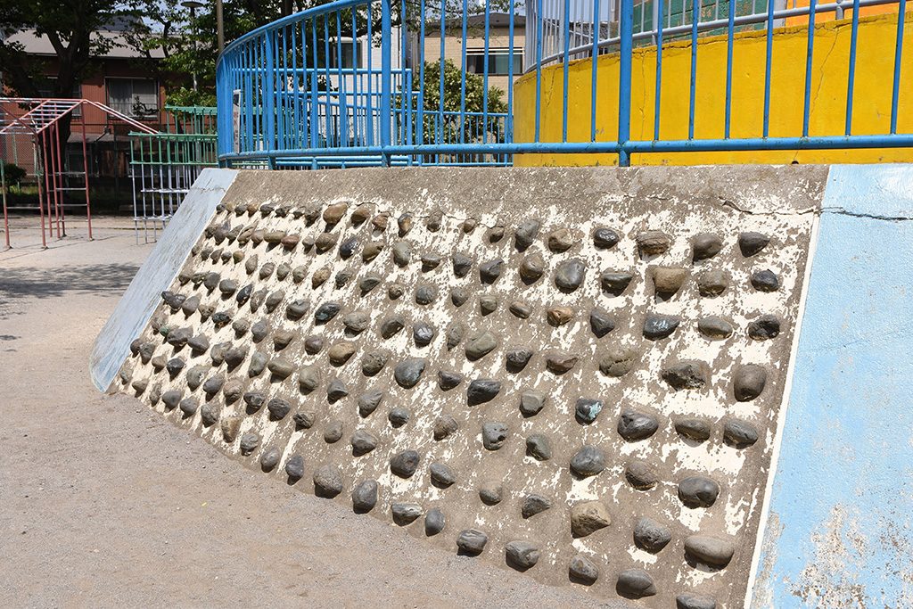 ボルダリングのような滑り台の台座/京島南公園(東京都/墨田区)