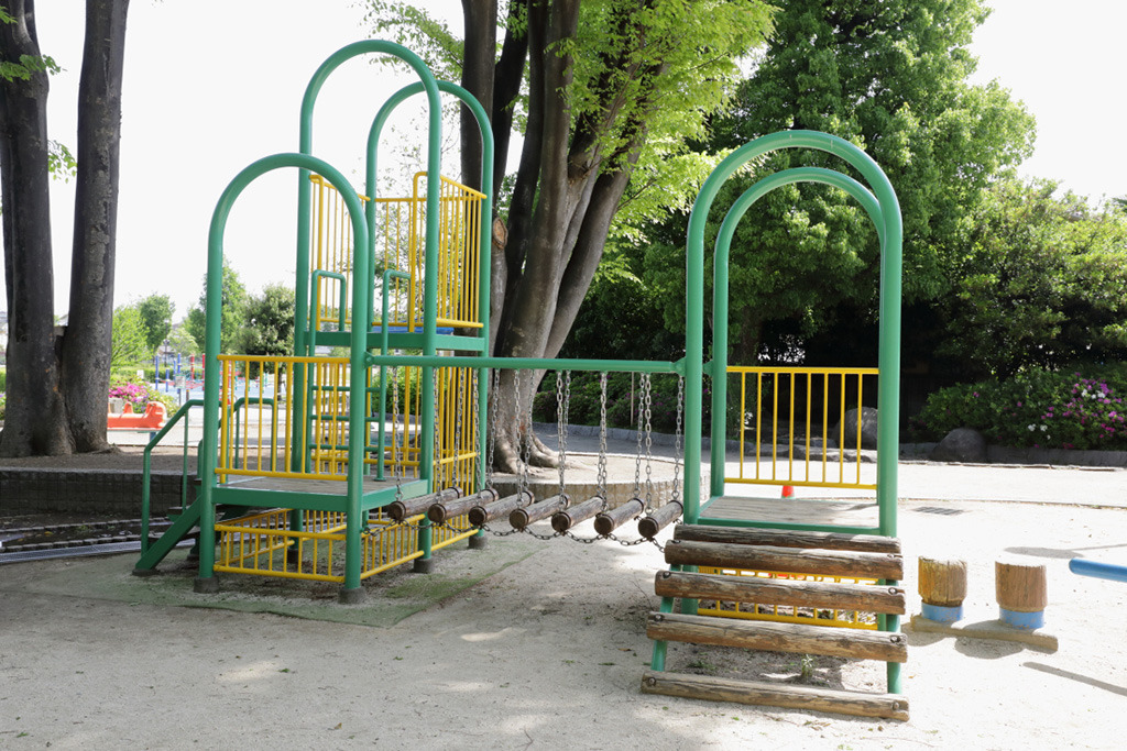 「丸太遊具」/下高井戸おおぞら公園(東京都/杉並区)