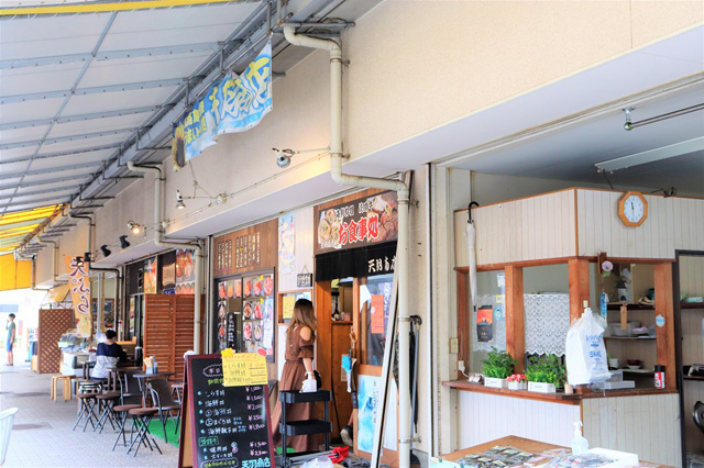 淡路島の美味しい物を扱うお店が並ぶ