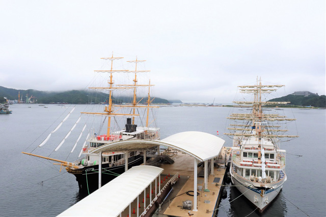左)咸臨丸、右)日本丸/うずしおクルーズ