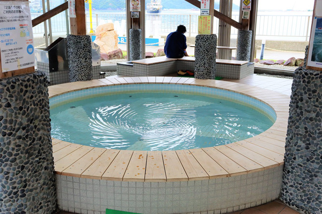 渦潮を模した「うず潮足浴」