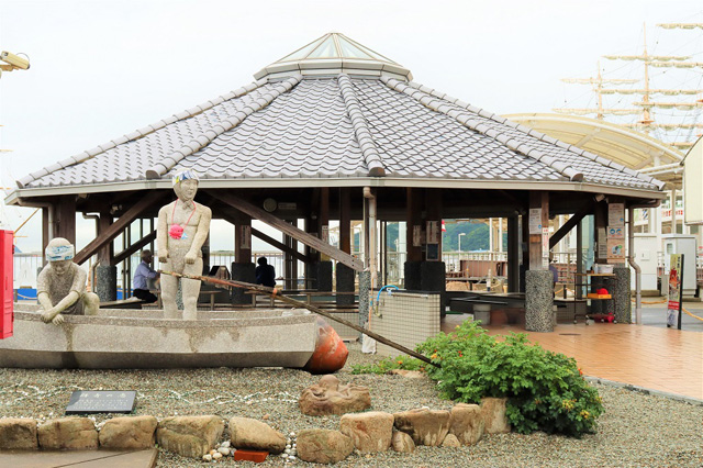 足湯前の像は約120年前のたこ漁の様子