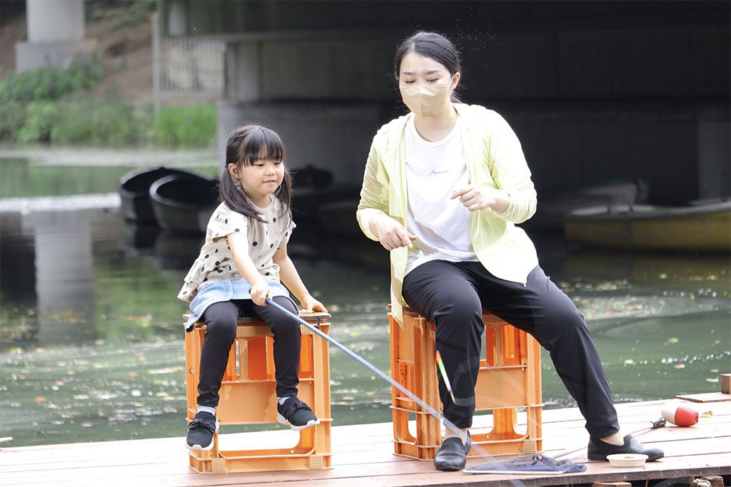 親子で釣り堀体験の様子