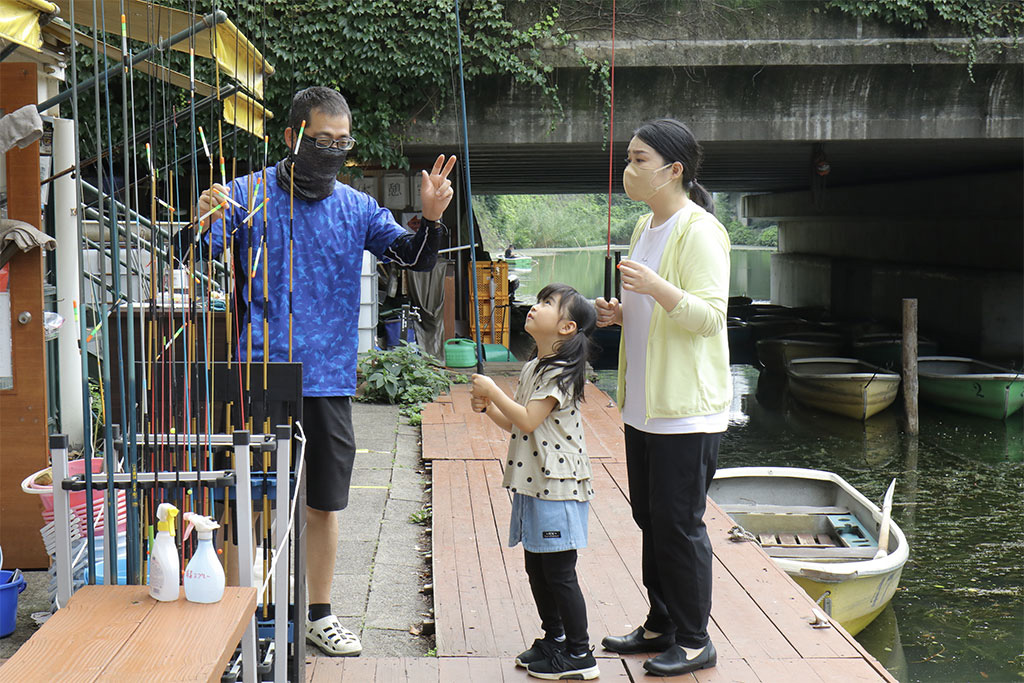 釣り堀体験の説明を聞く様子