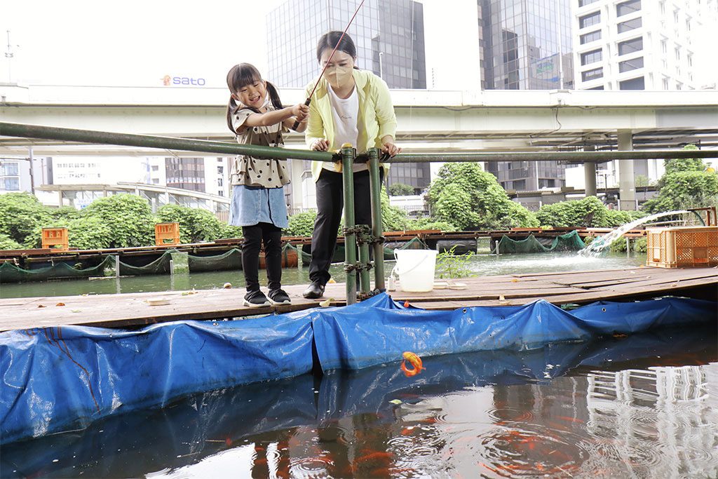 親子で釣り堀体験の様子