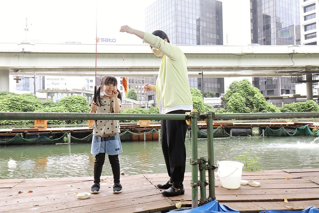 親子で釣り堀体験の様子