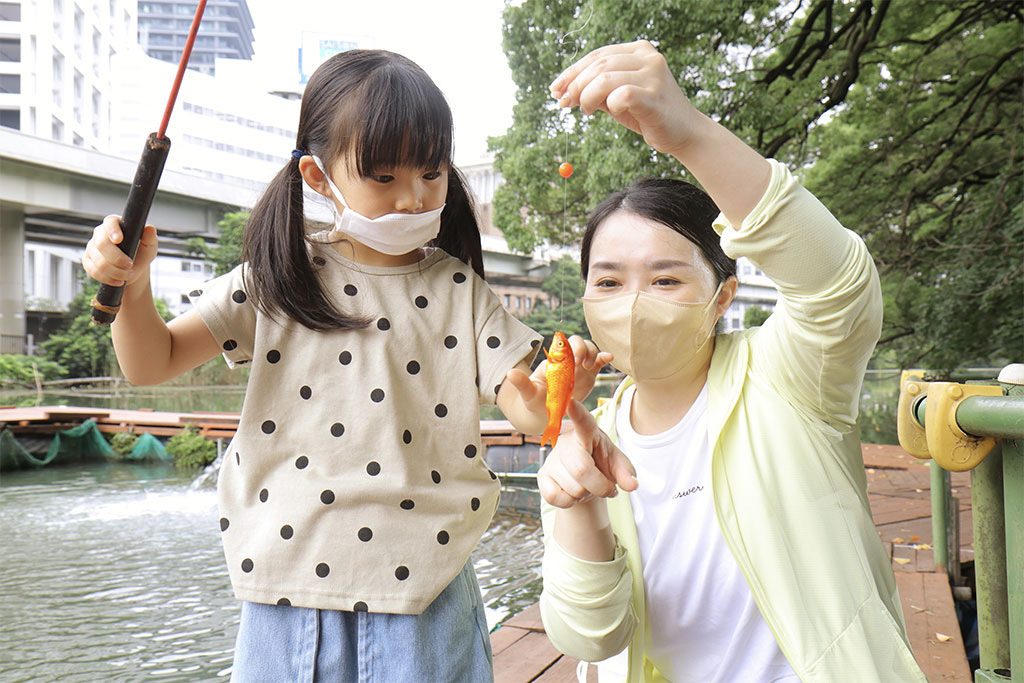 親子で釣り堀体験の様子