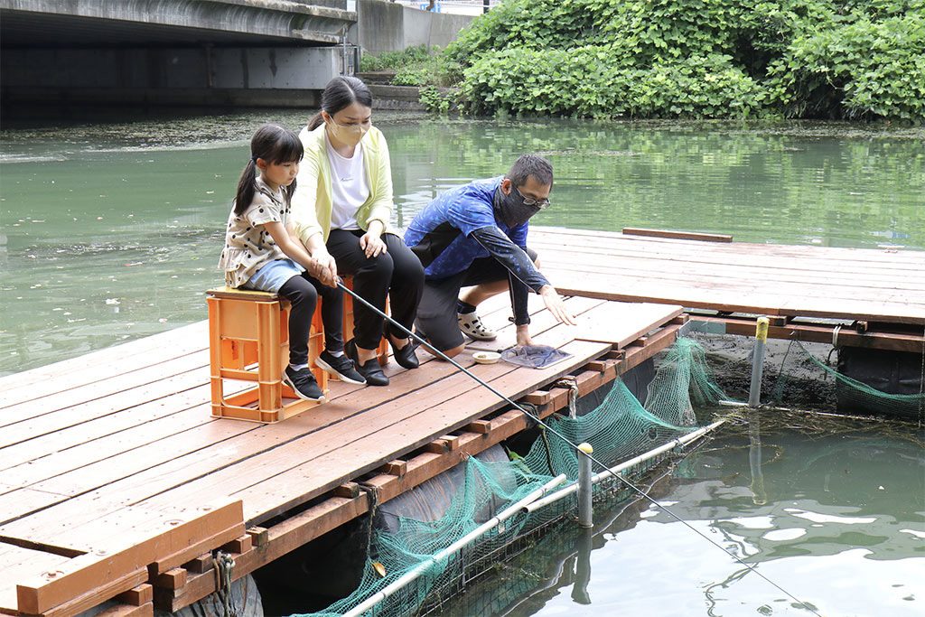 親子で釣り堀体験の様子