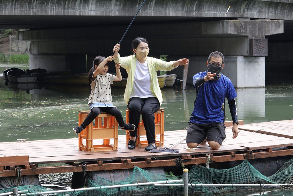 親子で釣り堀体験の様子