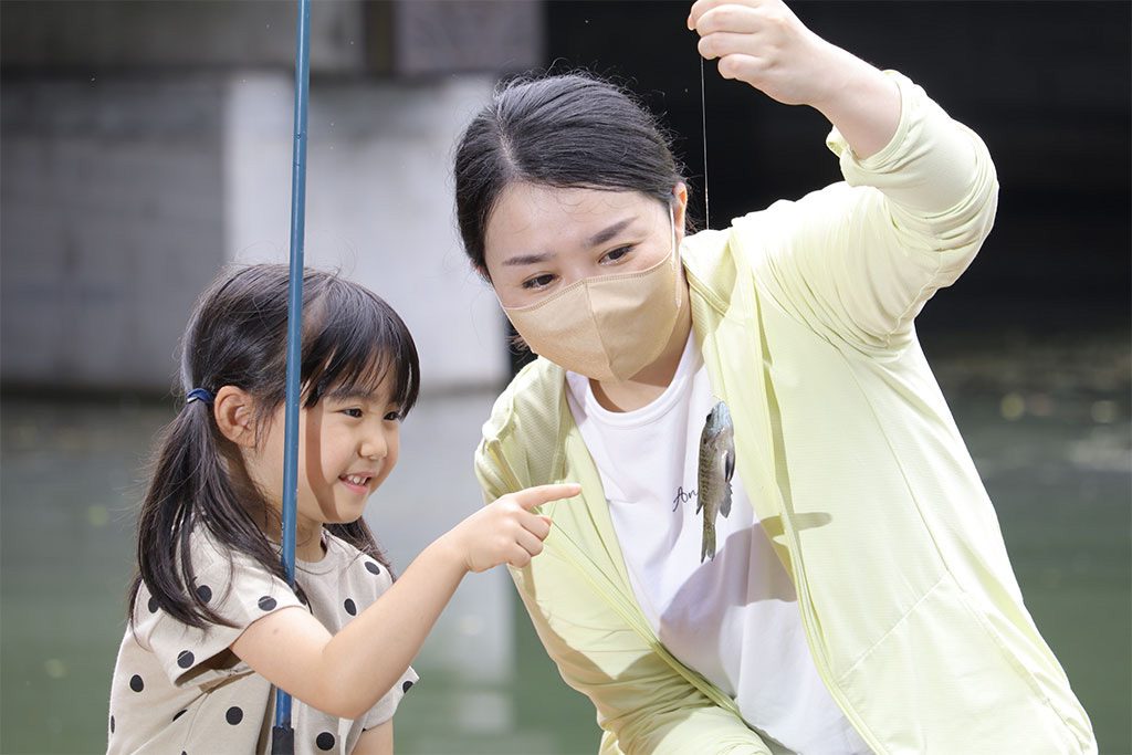 親子で釣り堀体験の様子