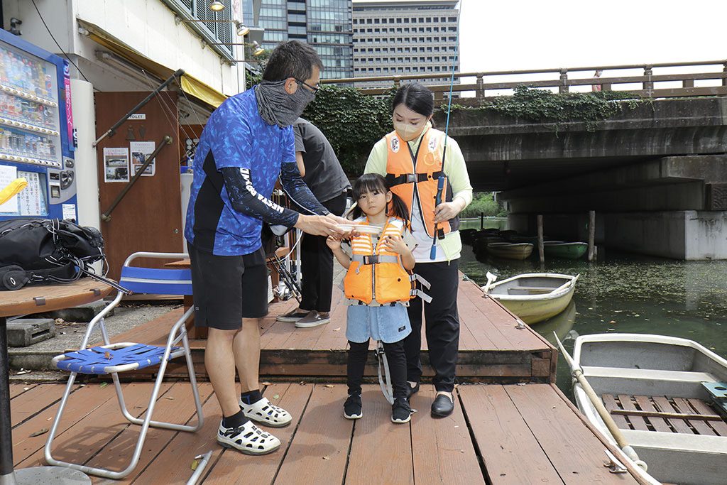 ボート釣り体験のレクチャーを受ける様子