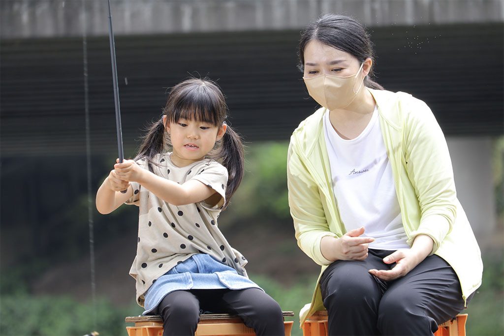 親子で釣り堀体験の様子