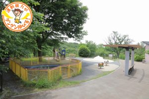 自然林に包まれた丘の上の遊具広場が人気の桜ヶ丘公園(多摩市)