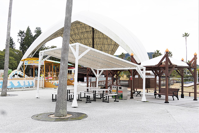 屋根のある休憩スペース/淡路ワールドパークONOKORO(兵庫県/淡路市)