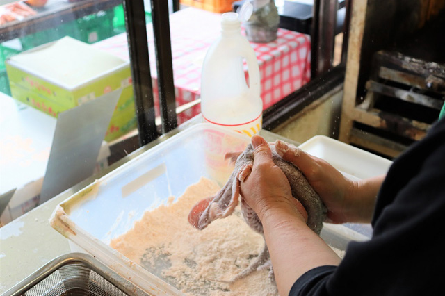 たこ姿焼きの下ごしらえの様子(やま髙)/道の駅東浦ターミナルパーク(淡路島)