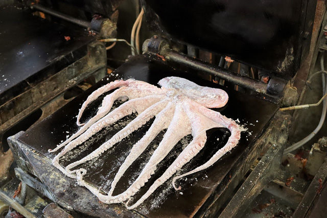 たこ姿焼きを作る様子(やま髙)/道の駅東浦ターミナルパーク(淡路島)