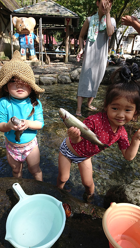 魚つかみ取り体験/「清川リバーランド」(神奈川県/清川村)