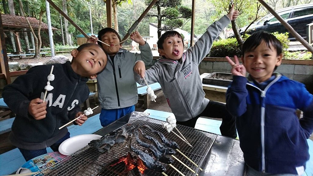魚を炭火で焼く様子/「清川リバーランド」(神奈川県/清川村)