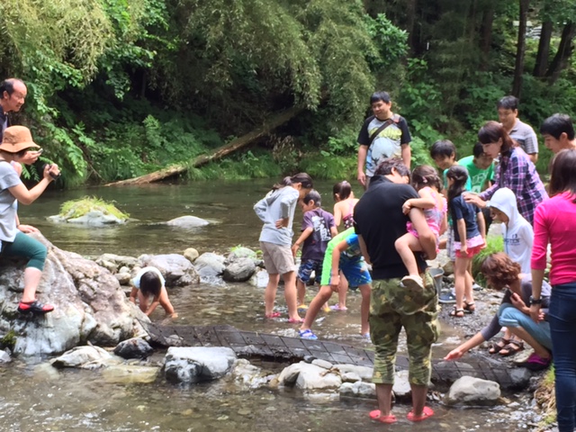 魚つかみ取り体験/「トラウトファーム秋川」(東京都/桧原村)