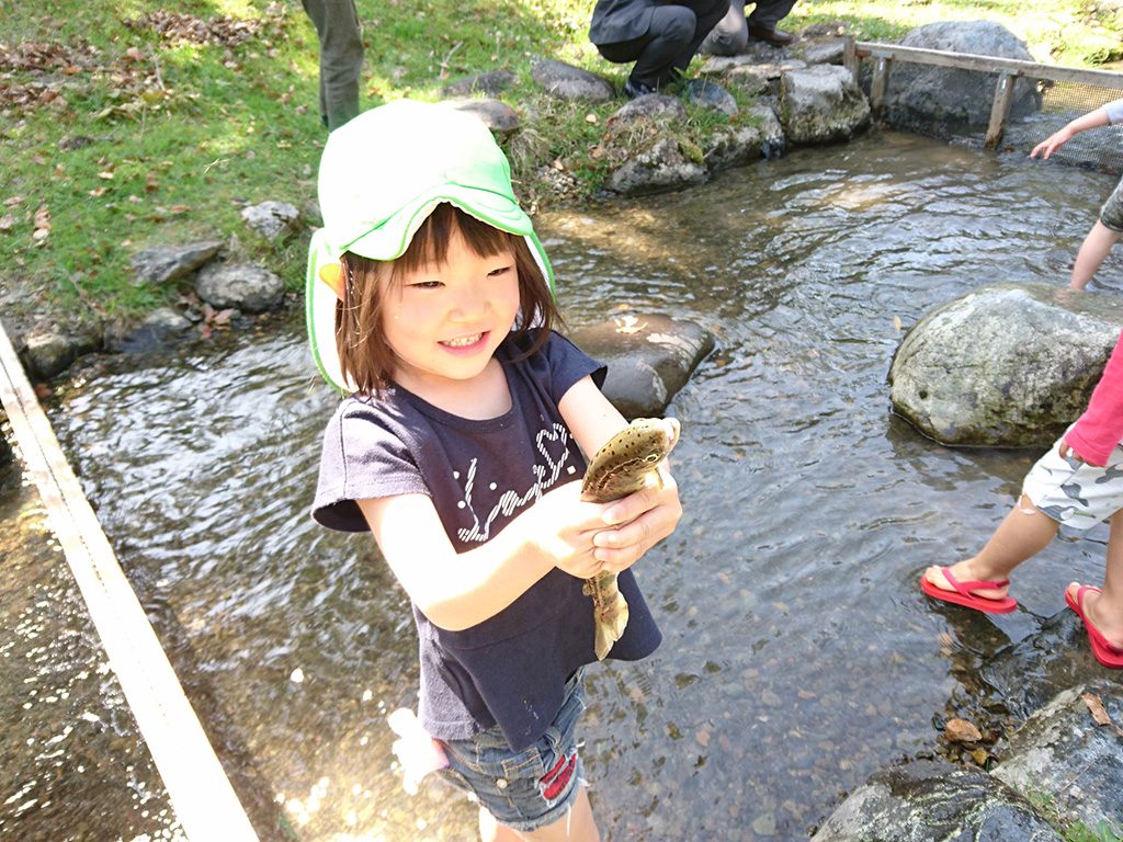 魚つかみ取り体験/「あゆ公園」(兵庫県/養父市)