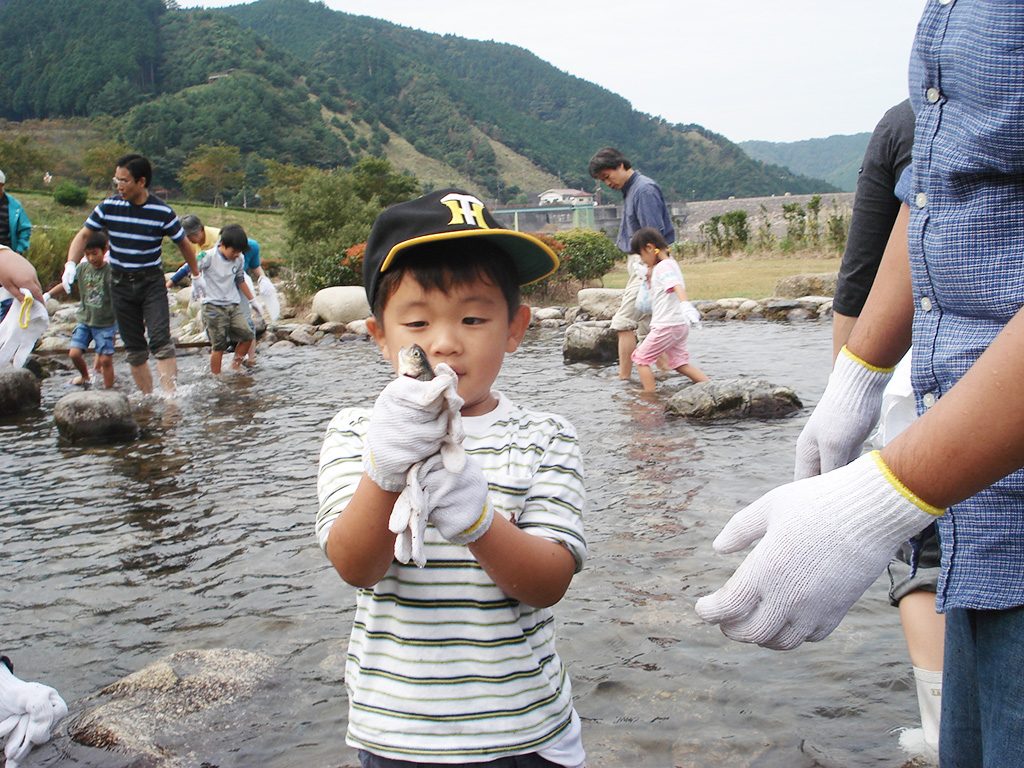 魚つかみ取り体験/「あいの森ふれあい公園 青土ダムエコーバレイ」(滋賀県/甲賀市)