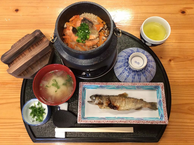 1日30食限定の「ビワマスの釜飯(塩焼・汁物付き)」(1400円)/滋賀県醒井養鱒場(滋賀県/米原市)