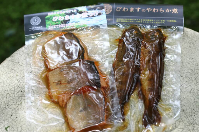 醒井養鱒場オリジナルで(右)「ビワマスのやわらか煮」、(左)「ビワマスの煮つけ」/滋賀県醒井養鱒場(滋賀県/米原市)
