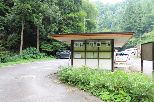 正面入口右側の駐車場/滋賀県醒井養鱒場(滋賀県/米原市)