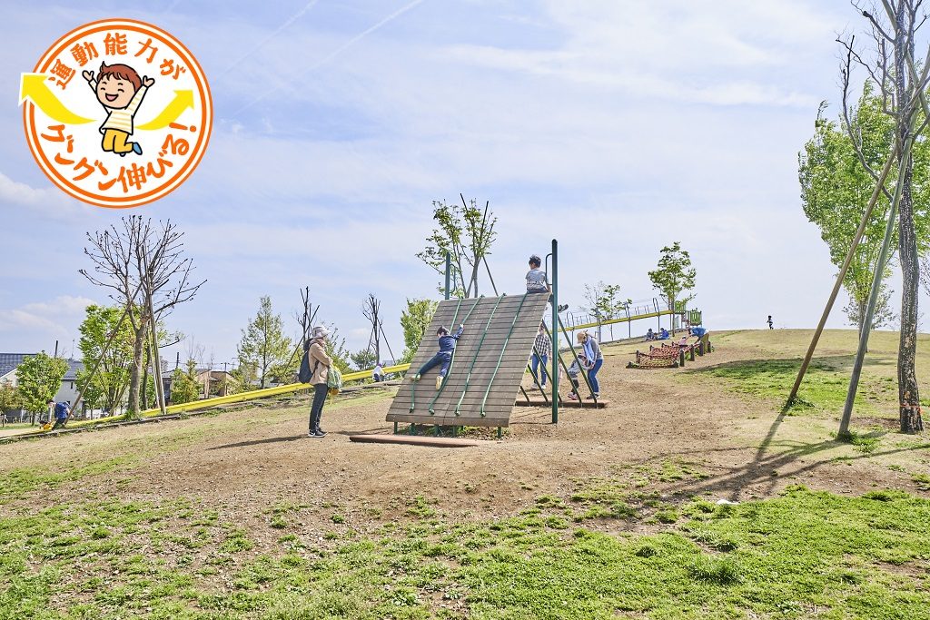 東伏見公園（西東京市）は電車を見下ろす丘にあるローラー滑り台が大人気
