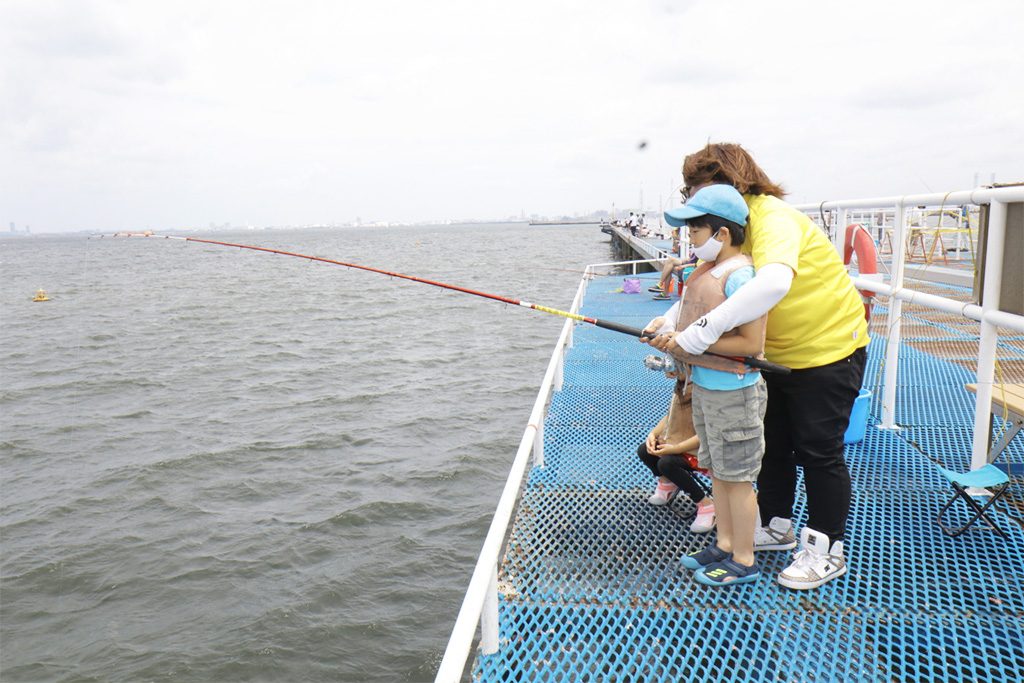 ラインとリールの使い方を教わる様子