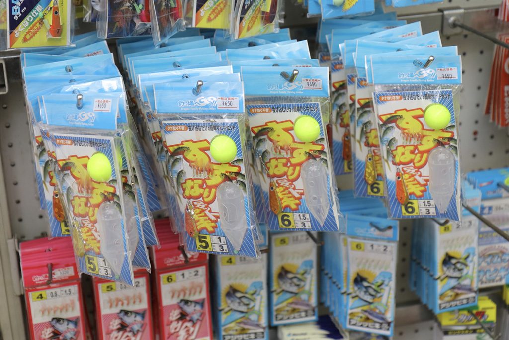 敷地内の売店で購入できるサビキ釣りの仕掛けとエサ