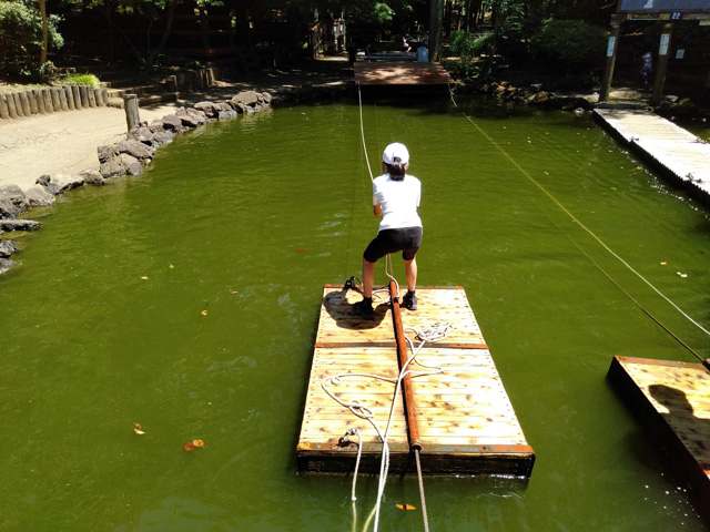 ロープでイカダを引っ張り対岸に渡る「水路わたり」／ありのみコース（千葉県/市川市）