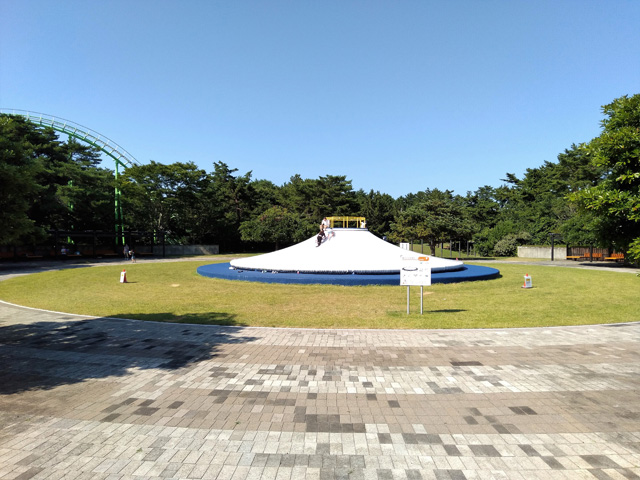 真っ白な富士山のような「アーススライダー」/国営ひたち海浜公園(茨城県/ひたちなか市)